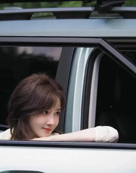 谷嘉诚新女友现身丽江,摇晃走路成街头溜子,男神形象崩塌?