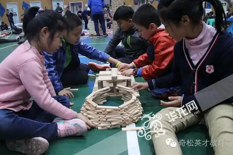 重庆:中小学生玩转积木有高招 奇思妙想搭建城市地标