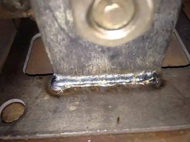 4)塞焊缝:两零件相叠,其中一块开圆孔,在圆孔中焊接两板所形成的