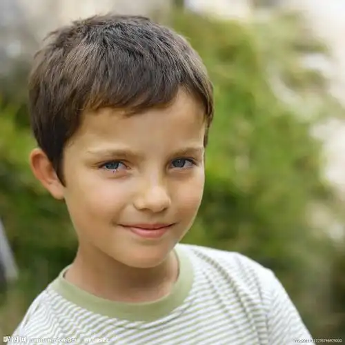 微笑快乐的小男孩图片