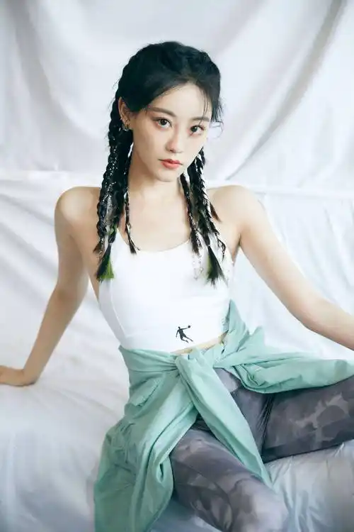 祝绪丹麻花辫运动装优雅写真_祝绪丹_写真