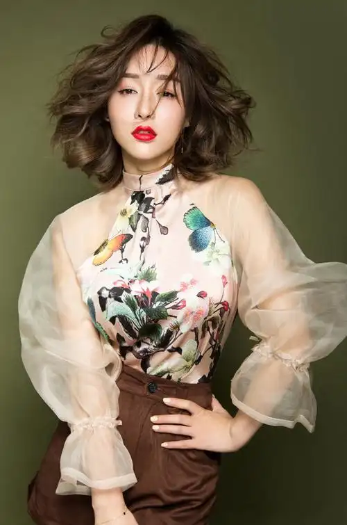 何彦霓性感妩媚写真图片