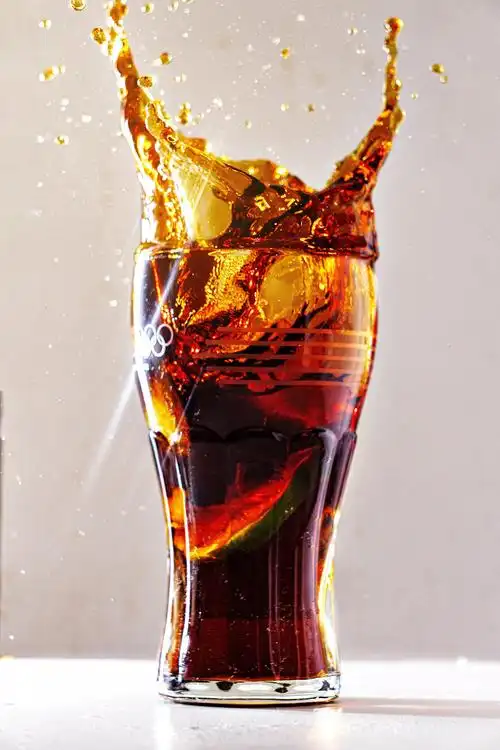 可乐飞溅图片,高清图片