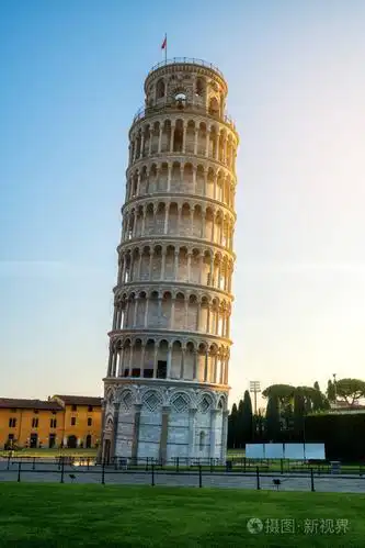 比萨斜塔在比萨意大利斜塔比萨以其意外倾斜和著名的旅行目的地意大利