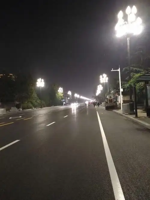 十字路口,那一片红色的身影