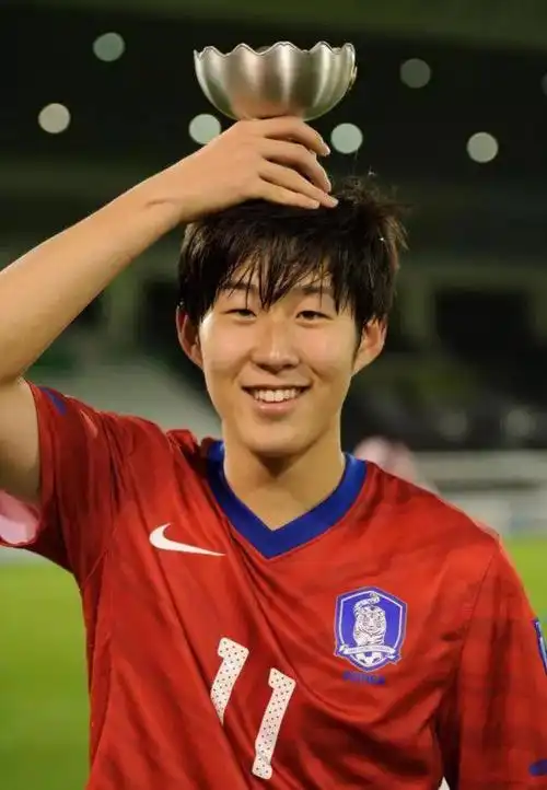 伟大的榜样!孙兴慜父亲年过五十陪儿子训练,腹肌清晰可见