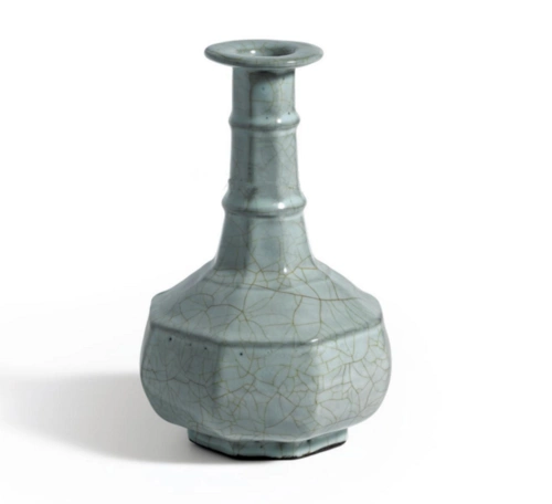 南宋 官窑青釉八方弦纹盘口瓶