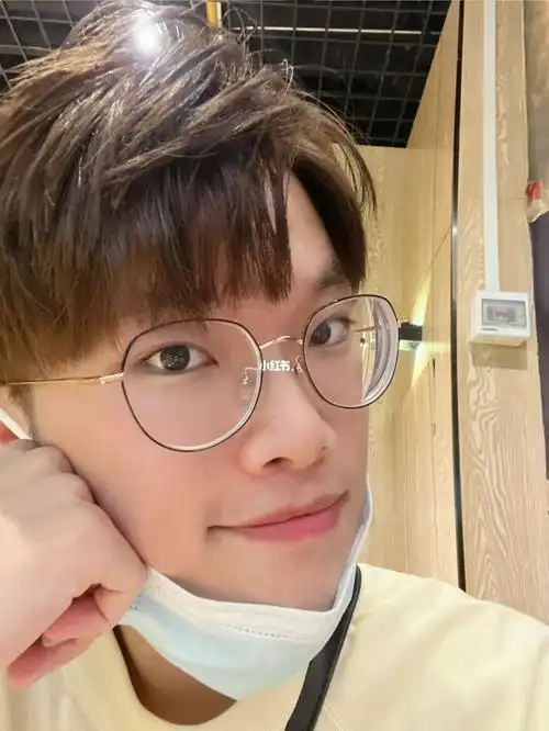 浅浅换一个发色男生黑茶色