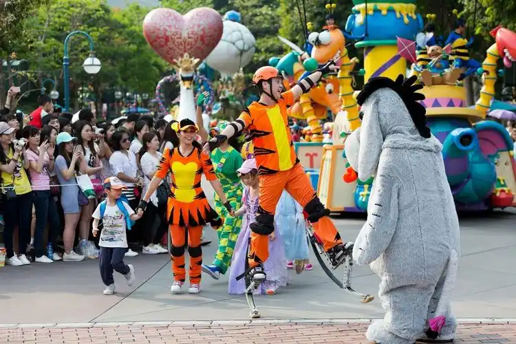 凌晨3点在迪士尼排队买玩偶的人_凌晨3点超5000人迪士尼排队买玩偶