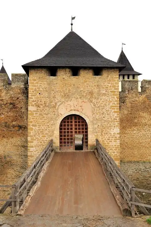 城堡,老城堡门和孤立在白色背景上的吊桥