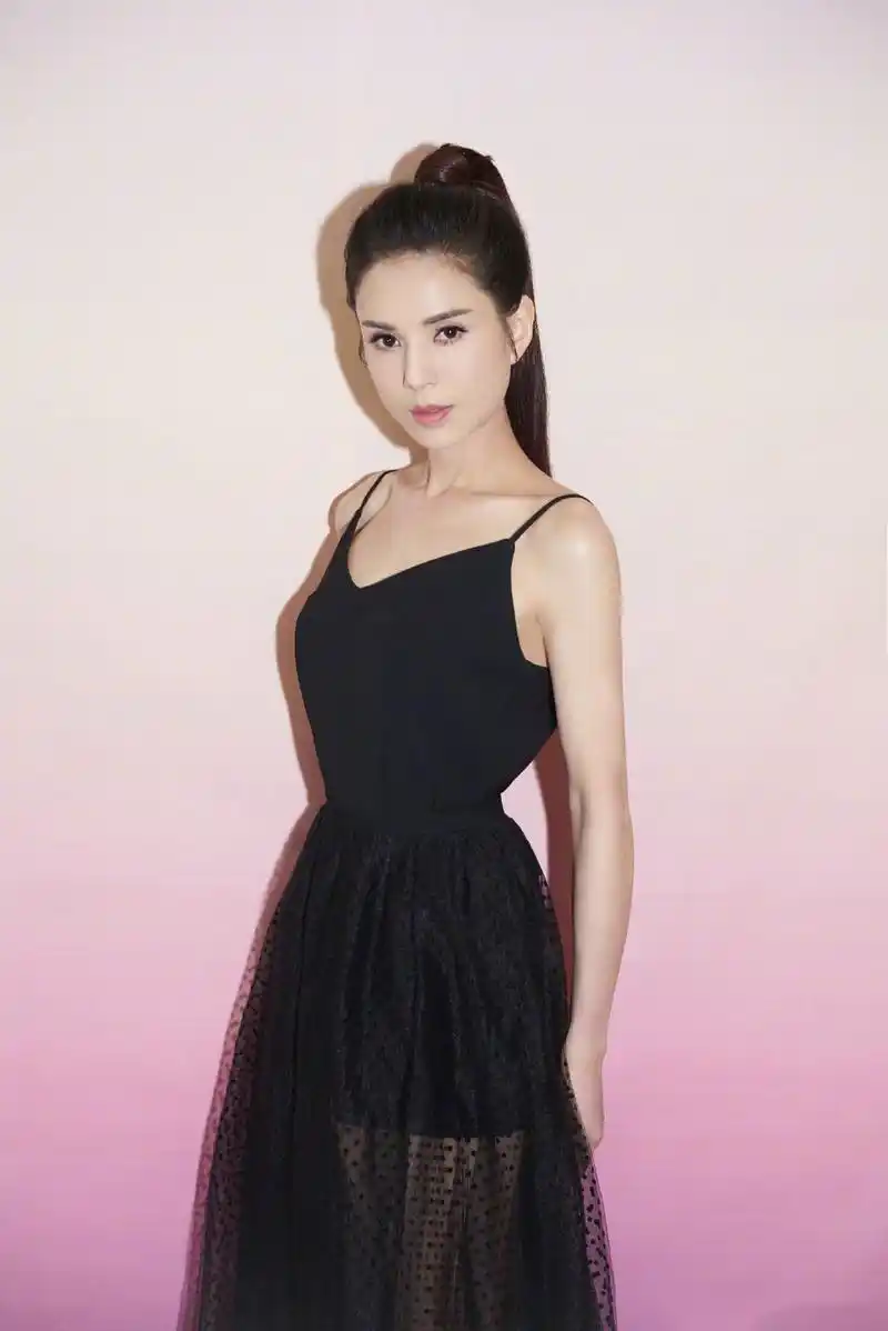 李若彤身穿吊带黑色纱裙搭配高马尾造型,优雅又干练.