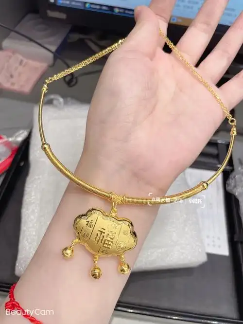 周大福宝宝金项圈 上新啦一半项圈一半链子,增加了宝宝的舒适感而且这