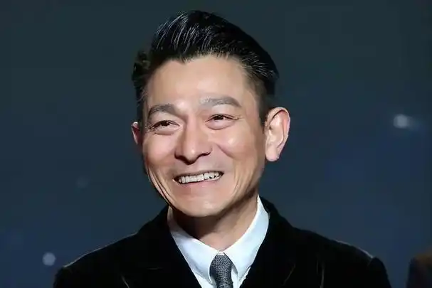 由于此事,他甚至已被对方起诉,从目前的证据来看,刘德华似乎处于明显