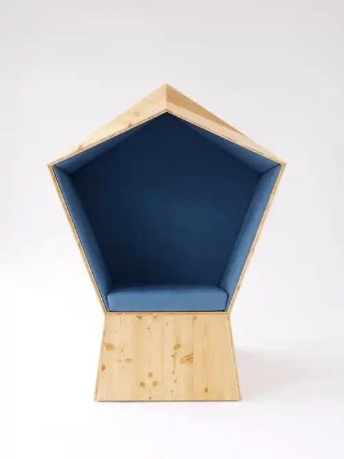 狭小的五边形木质私人空间-一个人可以坐在里面看书,也可以挂在墙壁上