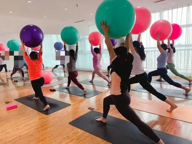 11今天上的是瑜伽球课,昨天上的是小球,由于今天人少,老师选择了大球