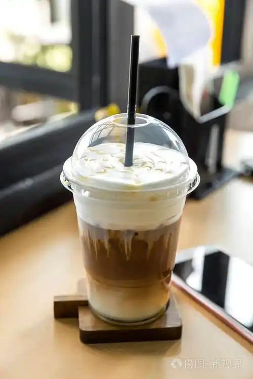 塑料玻璃中的冰焦糖玛奇朵咖啡