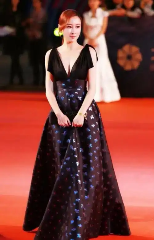 毛俊杰深v挂脖连衣裙尽显凹凸感,性感又迷人