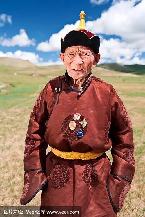 身穿民族服装的蒙古老人,胸前挂着勋章