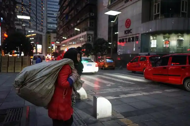 重庆90后残疾女孩拾荒月收入100块 最大愿望是卖菜