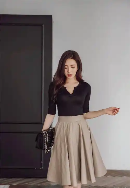 原创气质出众的美女或许没有惹眼的穿搭但看着就是很养眼