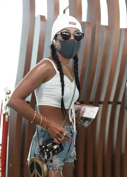 原创吉克隽逸自信过头了吊带超短裤走机场一般人根本不敢这样穿