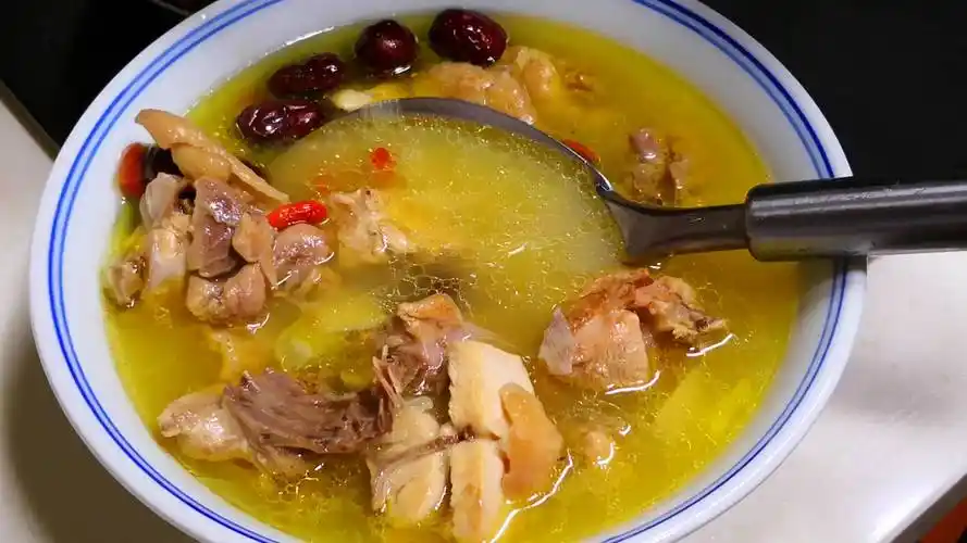 孕妇喝的鸡汤怎么炖好喝又营养_家常炖老母鸡汤的做法