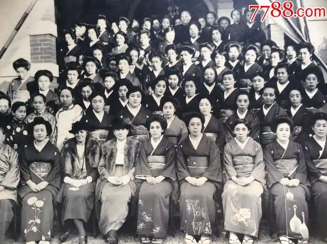 满洲国超大尺寸大合影!两面太阳旗下面,中国,西洋人,东洋人,很多人!