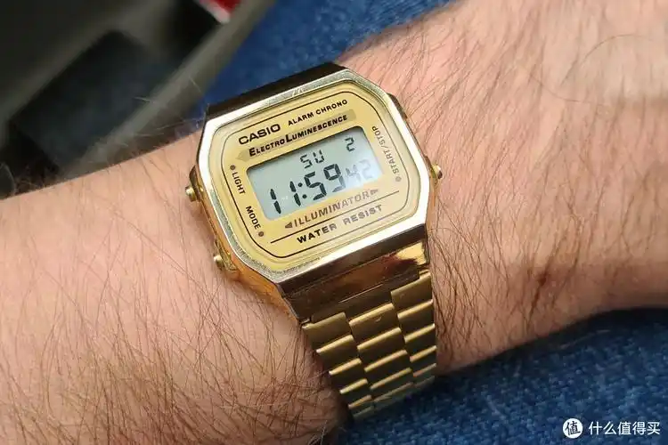前几年,卡西欧小金表火了一把,全金色的a168wg-9是其中的热销款式之一