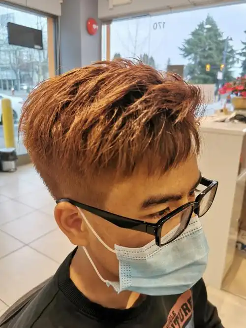 一款可以多造型变化的男生短发金棕染发,无需漂.