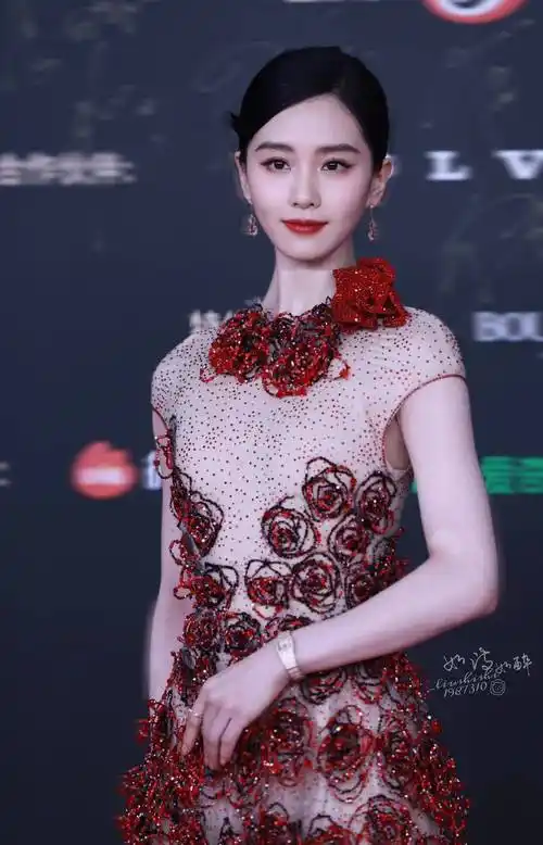 低丸子头低丸子头是刘诗诗的标志性发型之一.