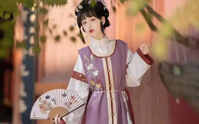 明制汉服长衫你喜欢吗?大明风华,华裳之美美满天下.