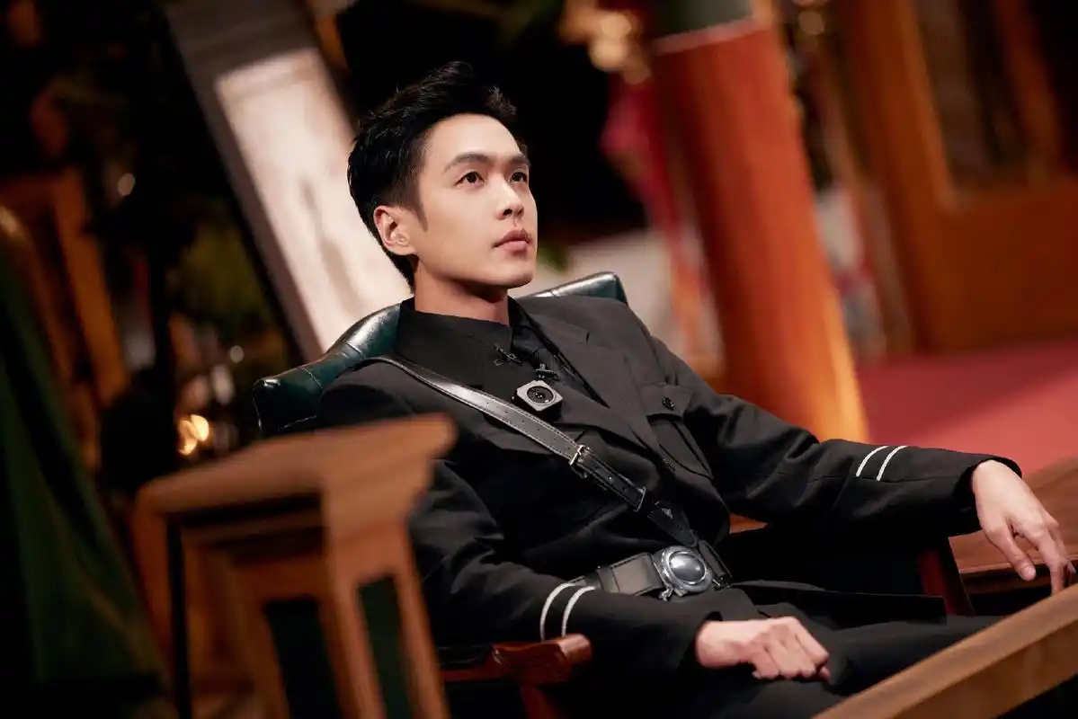 张若昀大侦探剧照,大衣皮靴军阀少帅气场拉满