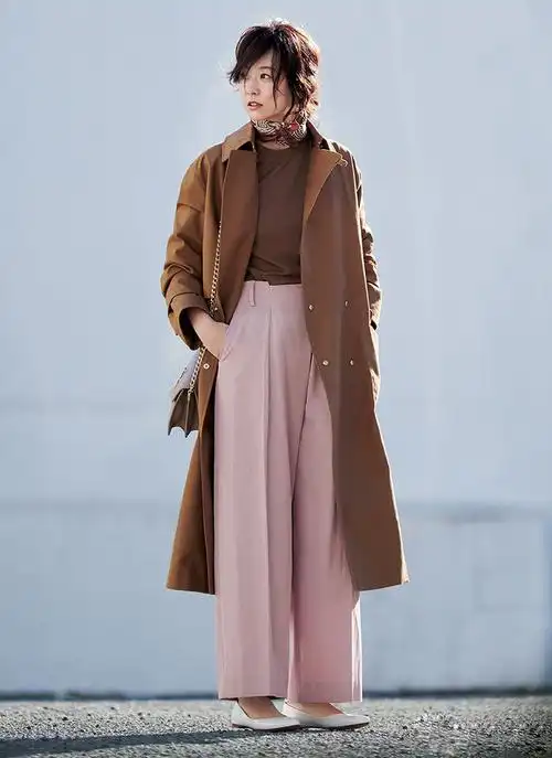 秋天,挑一件简约宽松的蓝色衬衫,搭配一条质感柔软垂坠的棕色阔腿裤