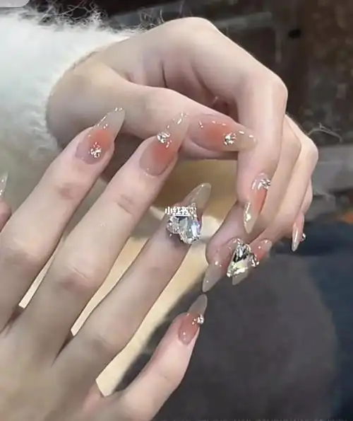 超显手白的腮红美甲穿戴甲