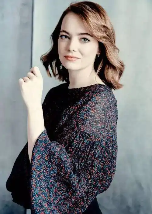 《爱乐之城》外的石头姐是个唇膜爱好者!