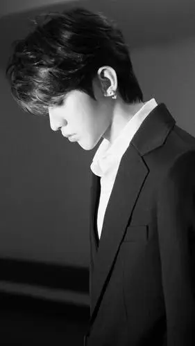 歌手蔡徐坤,纯享西服写真照,收藏各种造型的西装坤,请看帅照