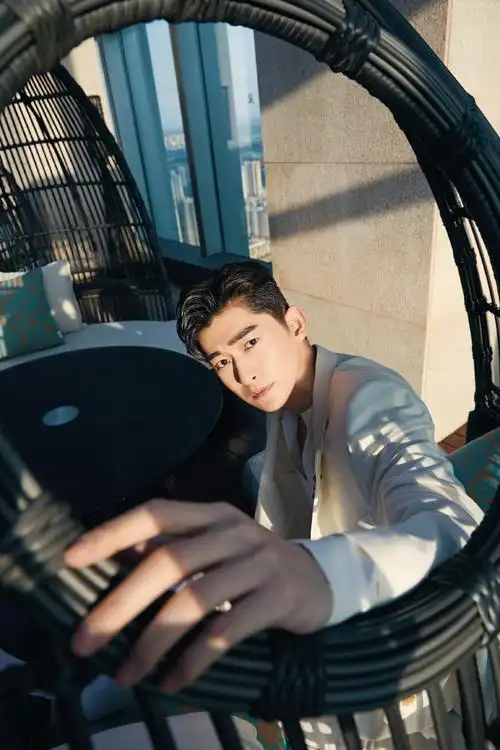 张翰白色西装帅气写真图片18