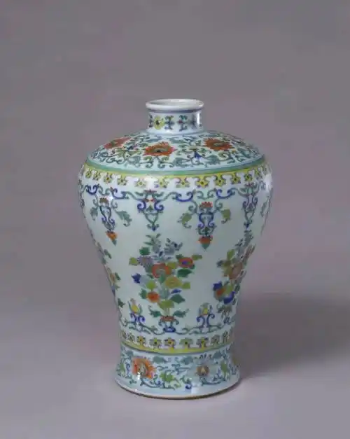 此盒造型秀巧,装饰新颖,堪称雍正官窑瓷器中的珍品.