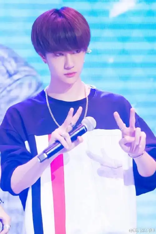 uniq王一博 剪刀手博博