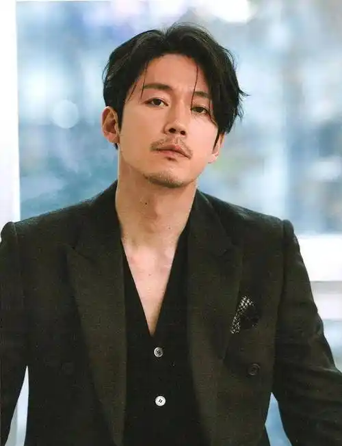 张赫已经47岁了,将近50岁的年纪了,在这里我们点名韩国男演员——张赫