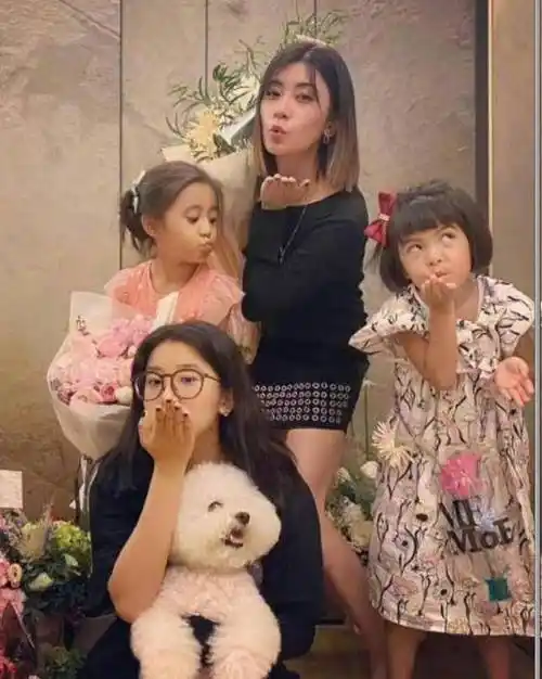 原创贾静雯为女儿庆生晒7岁咘咘萌照希望她不要和妹妹波妞吵架