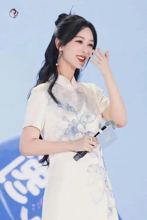 杨紫终于有美出圈造型穿白旗袍身段玲珑神似赵丽颖让人心动