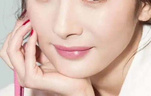 女明星光看嘴唇,迪丽热巴最性感,佟丽娅最好认,最后一个最难认