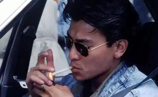 刘德华的点烟动作更是大写的帅气逼人,和刘德华超高的颜值也是有着