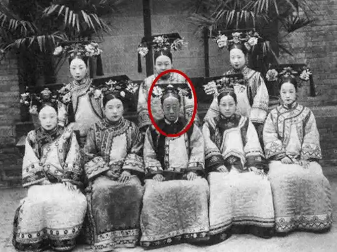 此人就是荣寿固伦公主,是被载入《清史稿》的最后一位公主,当年奕60