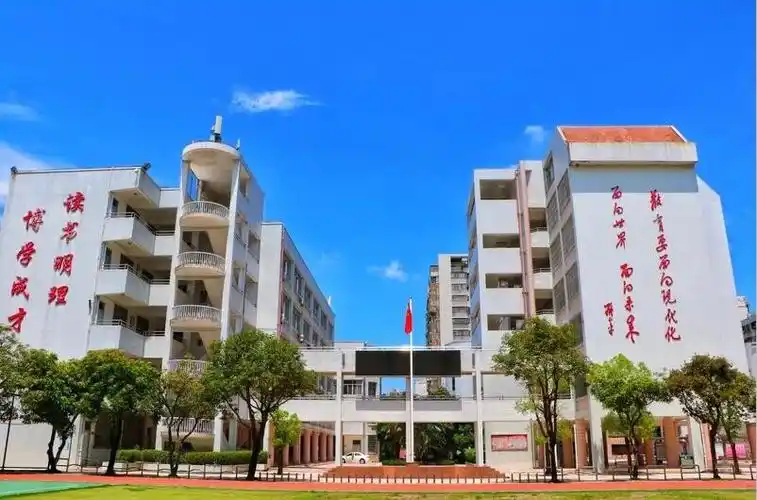 三年前,汝等怀揣梦想与期盼,走进翠英中学;三载岁月,共学习,同