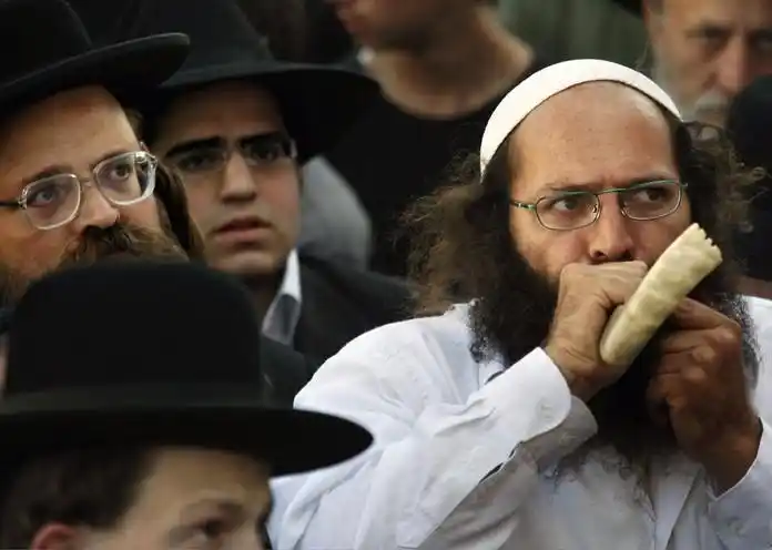 对于正统犹太教的教徒来说,现在是吹"shofar"的季节了.