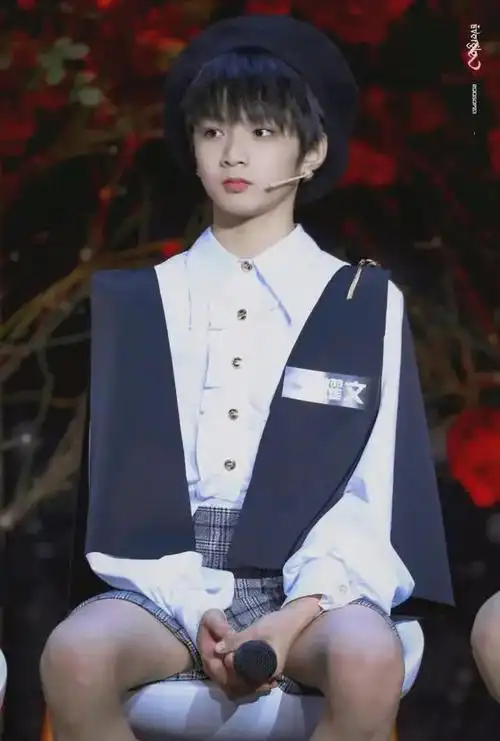 这是刘耀文从试训生转变为练习生的第一个舞台,一米六几的个子,穿着