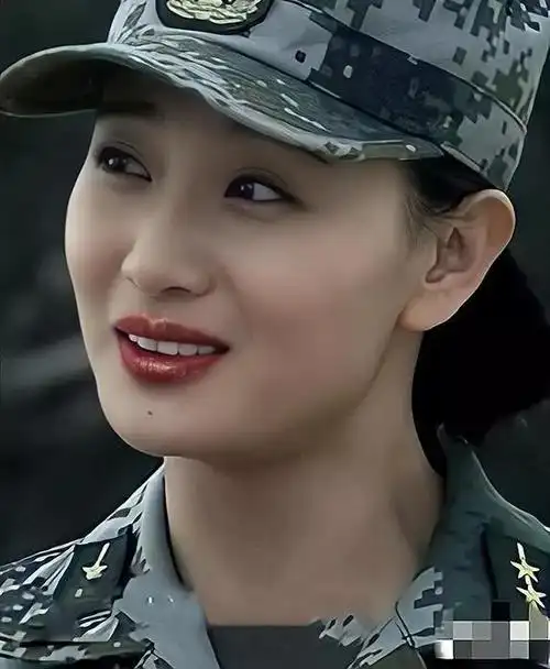 侯梦莎军装照