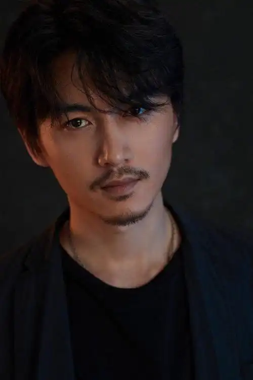 就拿演员陈晓为例,留胡子的他成熟稳重,看起来似忧郁复古的文艺青年